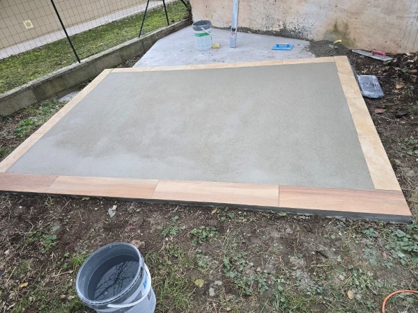 pose d'une dalle pour l'installation d'un cabanon exterieur