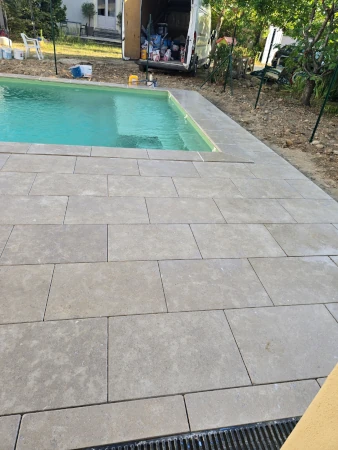 pose de carrelage autour d'une piscine