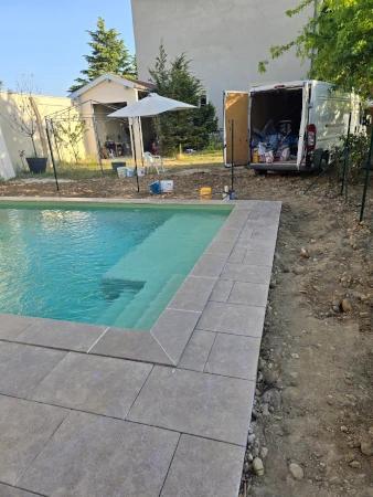 pose de carrelage autour d"une piscine