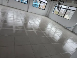 pose de carrelage dans une salle