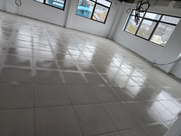 pose de carrelage dans une salle