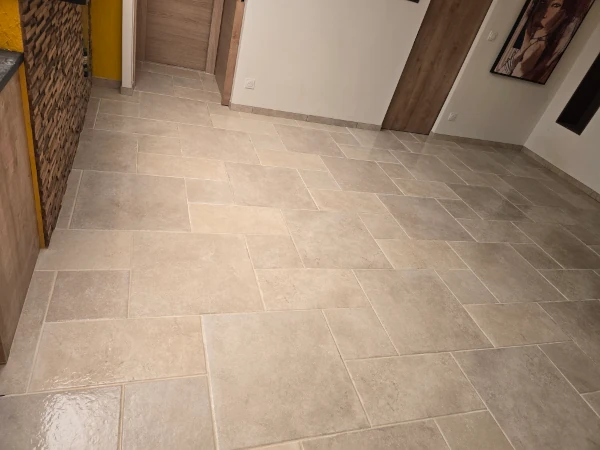 pose de carrelage dans un piece