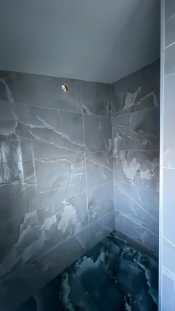 pose d'une douche à l'italienne dans un mobil home