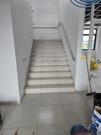 pose de carrelage dans un escalier