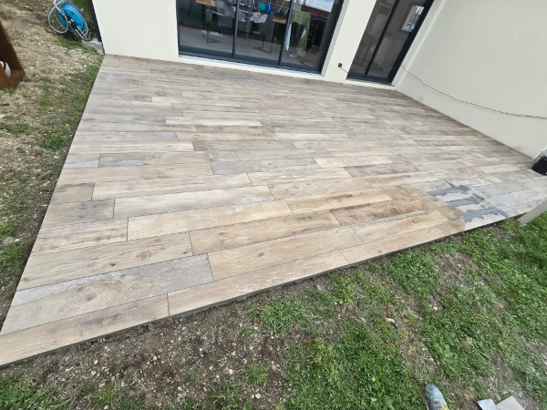 pose d'un carrelage imitation parquet sur une terrasse