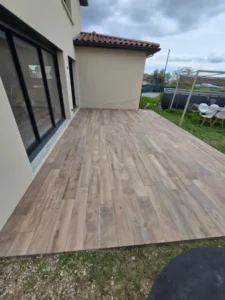 pose d'un carrelage imitation parquet sur une terrasse
