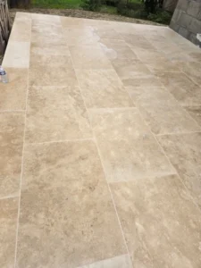 pose de carrelage gros carreaux pour une terrasse