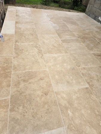pose de carrelage gros carreaux pour une terrasse