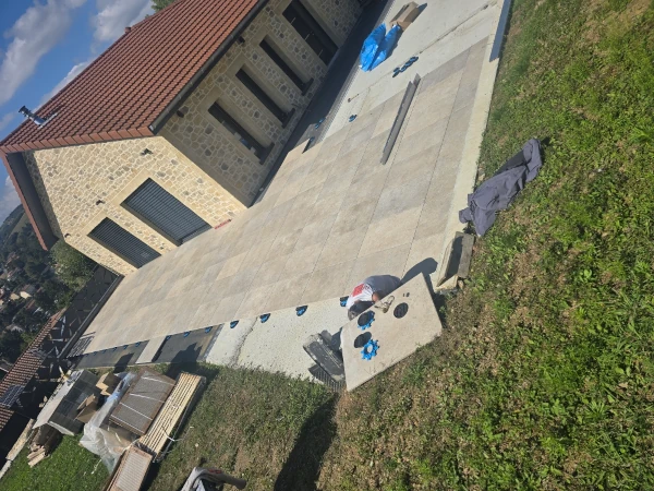 pose de carrelage gros carreaux pour une terrasse