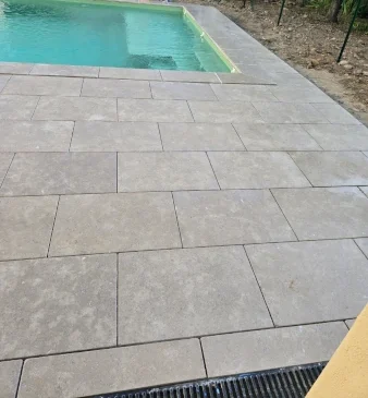carrelage tour de piscine antidérapant